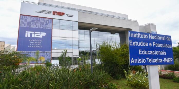 Modern government building with a large blue INEP sign for Instituto Nacional de Estudos e Pesquisas Educacionais Anísio Teixeira, Brazil.