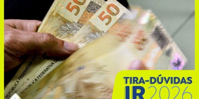 Close-up of a hand counting Brazilian 5-reais banknotes, with a neon yellow border in the image corner.