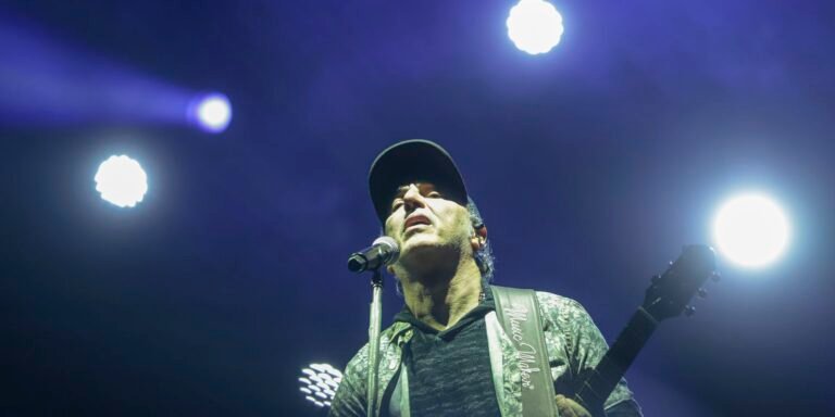 Prestes a completar 60 anos, Zeca Baleiro lança coletânea de sucessos