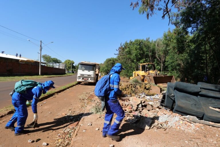 Moradores voltam a jogar lixo em áreas recém limpas e agravam epidemia de Chikungunya