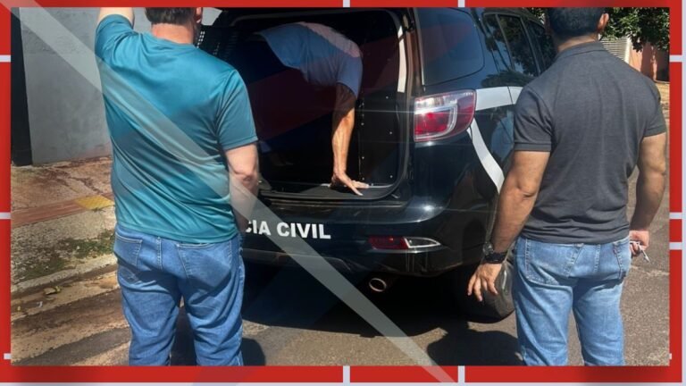 Three men stand beside a black Polícia Civil SUV with the rear door open; one person is stepping into the vehicle while two others observe nearby.