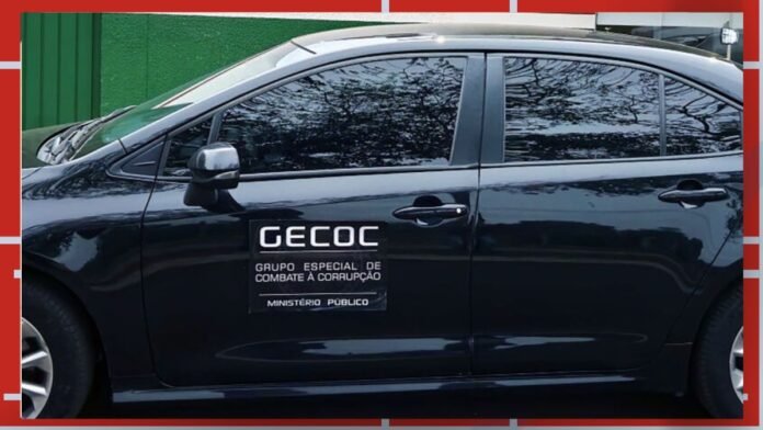 Black sedan with a GEOC badge on the front door, reading 'Grupo Especial de Combate à Corrupção' and 'Ministério Público'.