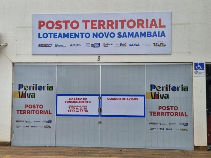 Facade of a building with a large POSTO TERRITORIAL banner (Loteamento Novo Samambaia) and metal shutters reading Periferia Viva and Posto Territorial