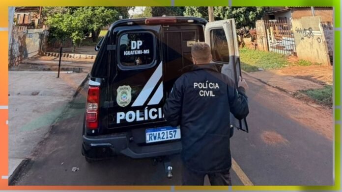 Polícia Civil officer near a black police van on a residential street, opening the rear door.