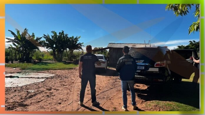 Two officers, one with 'Polícia Civil', stand near a dark SUV in a rural yard as another car approaches a small shed amid a muddy dirt road.