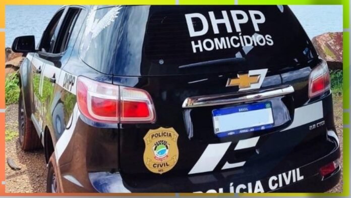 Rear-right view of a black Polícia Civil DHPP Homicídios SUV with officer insignia parked on gravel; license plate blurred.