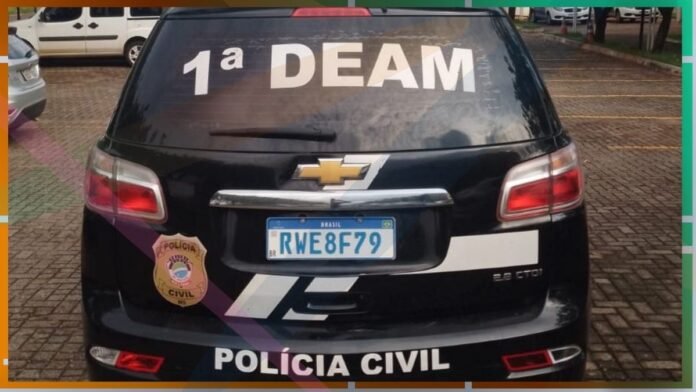 Back of a black Chevrolet SUV displaying '1ª DEAM' on the rear window with a POLÍCIA CIVIL badge on the left bumper and the Brazilian license plate RWE8F79, parked in a lot