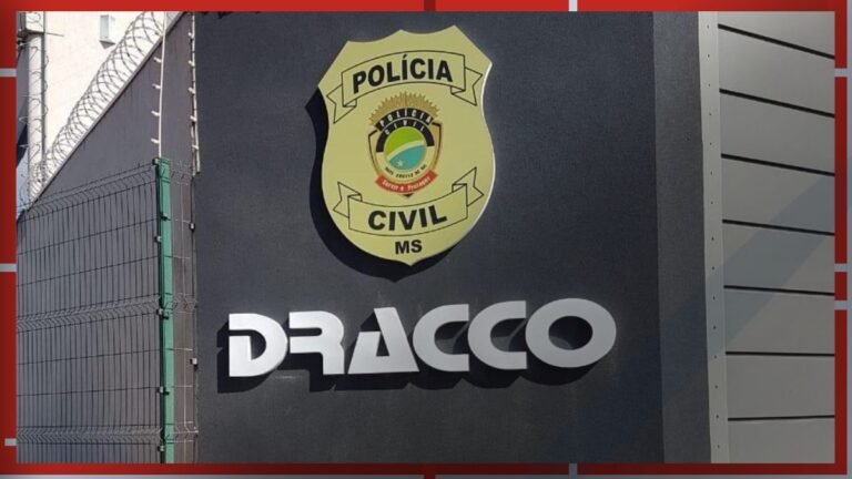 Polícia Civil MS shield badge mounted on a dark wall with the letters DRACCO below.