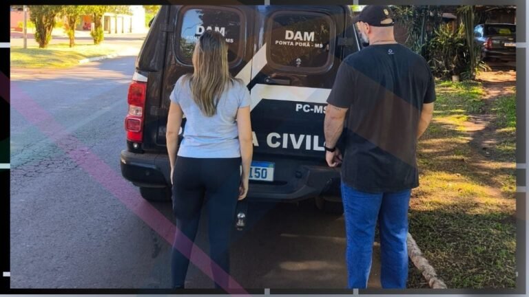 Two people stand with their backs to the camera beside a black van marked Polícia Civil in a parking lot.