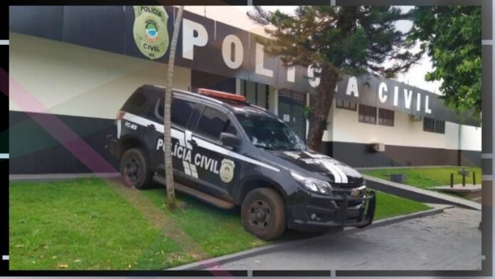 Dark police SUV with white stripes parked on a grassy area in front of a Polícia Civil building.