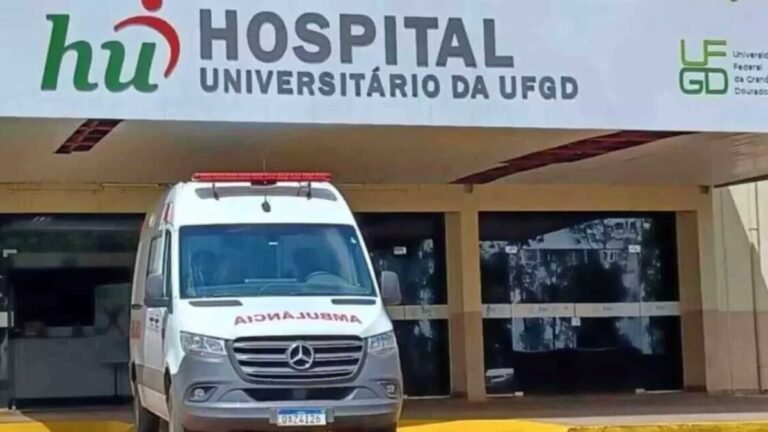Ambulance parked at the entrance of Hospital Universitário da UFGD.