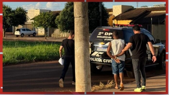 Three men near a Polícia Civil SUV; one appears detained with hands behind the back on a residential street at dusk/dawn.
