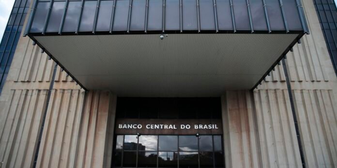 Facade of the Banco Central do Brasil building with tall vertical concrete columns and a wide overhang over the glass entrance.