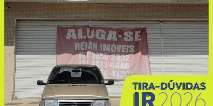 Beige car parked in front of closed metal shutters with a large pink “ALUGA-SE” banner showing contact numbers for rental. A bright lime graphic with text sits at the bottom right of the image.