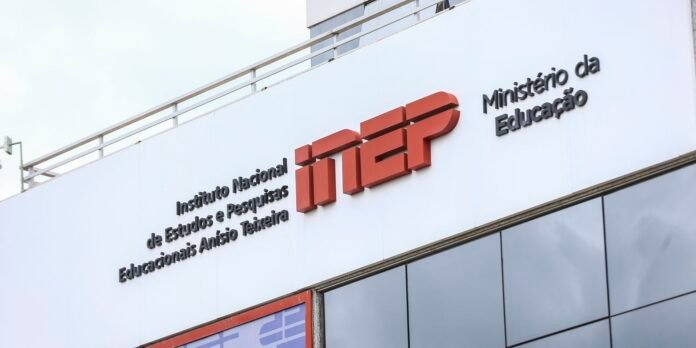 Exterior signage for Brazil's INEP (Instituto Nacional de Estudos e Pesquisas Educacionais Anísio Teixeira) with the Ministério da Educação on a modern building facade, red INEP logo visible.
