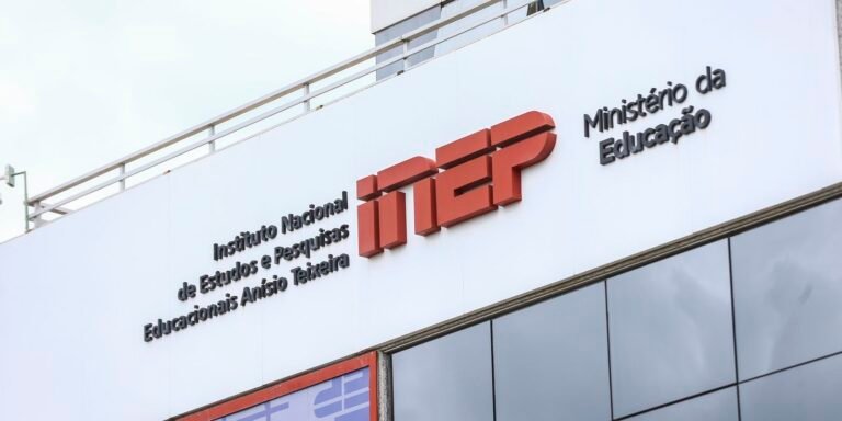 Exterior signage for Brazil's INEP (Instituto Nacional de Estudos e Pesquisas Educacionais Anísio Teixeira) with the Ministério da Educação on a modern building facade, red INEP logo visible.
