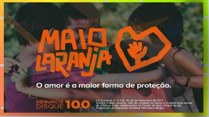 Campaign poster for Maio Laranja: kids hugging with a heart hand symbol and the slogan 'O amor é a maior forma de proteção.'