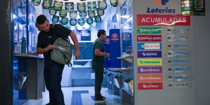 Inside a Loterias shop with two customers at service counters, blue-white decor, and a colorful 'ACUMULADAS' prize board on the wall.