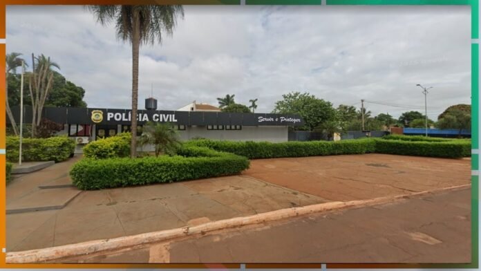 Front view of a Polícia Civil building with a manicured hedge and palm trees in the foreground.