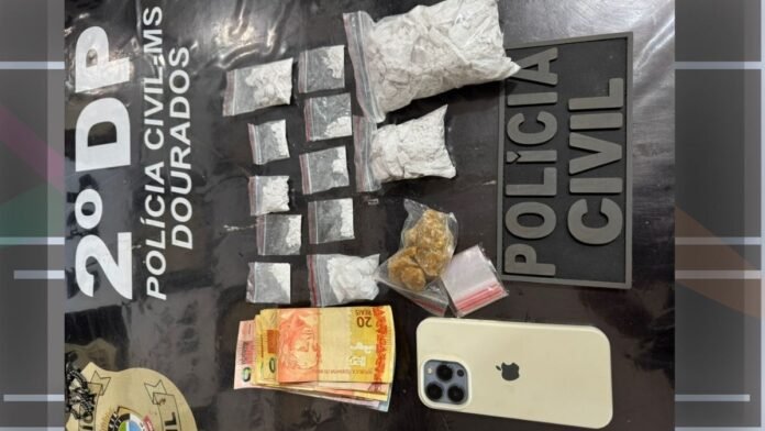 Evidence table with seized drugs in plastic bags, cash, and a smartphone near a Policía Nacional sign and logo.