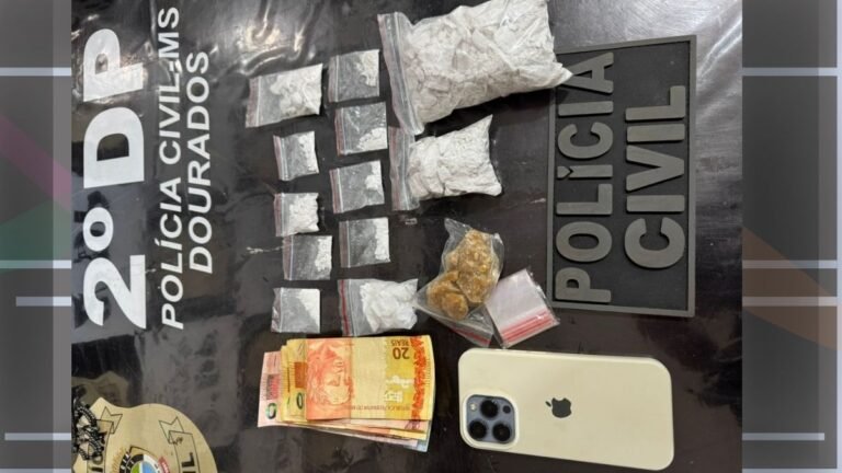 Evidence table with seized drugs in plastic bags, cash, and a smartphone near a Policía Nacional sign and logo.