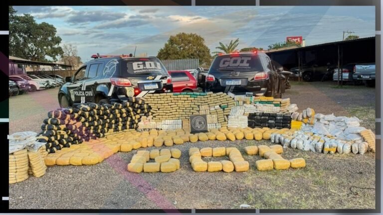 Polícia Civil cars behind a display of numerous wrapped packages laid out on the ground as a drug seizure exhibition.