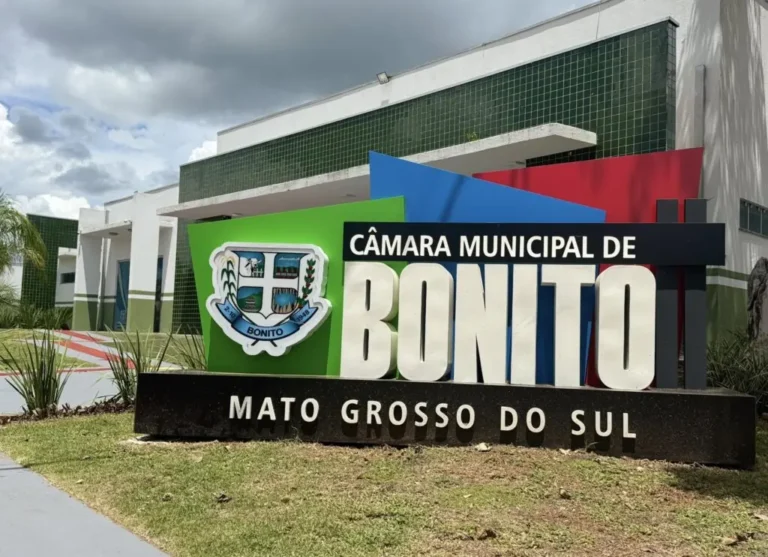 Exterior sign for Câmara Municipal de Bonito in Mato Grosso do Sul, Brazil, with a crest and bold BONITO lettering.