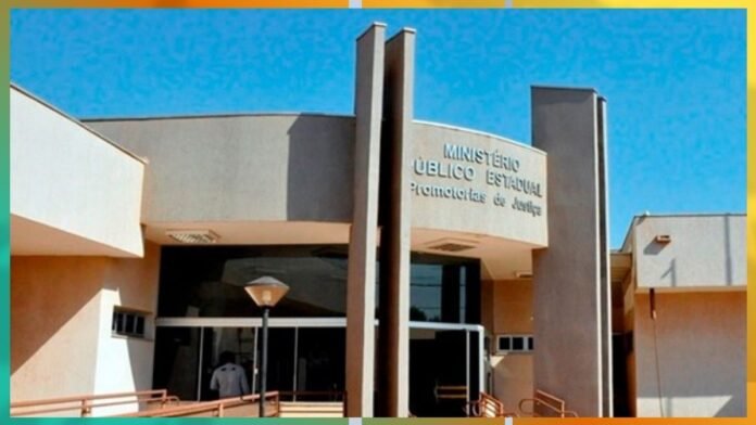 Front view of a government building exterior labeled 'Ministerio Público Estadal' with glass doors, ramps, and tall vertical columns against a blue sky.