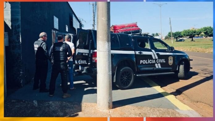 Civil Police officers stand beside a marked Polícia Civil SUV near a building on a sunny street, discussing at the rear of the vehicle.