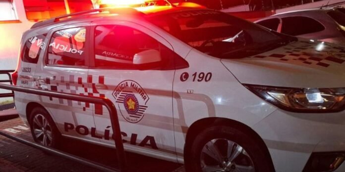 Brazilian Polícia Militar SUV with red emergency lights flashing, side view in a parking area