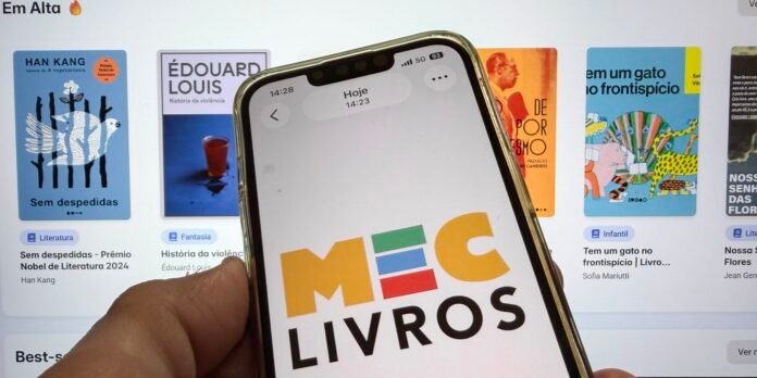 Smartphone with MEC LIVROS logo in foreground, against a digital library shelf of colorful book covers in Portuguese in the background.