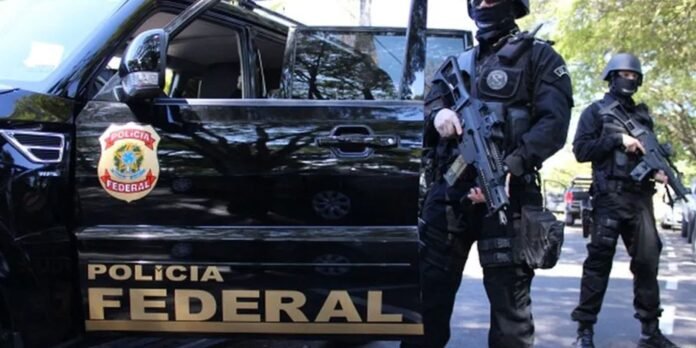 Federal Police officers in tactical gear with rifles stand beside a marked black SUV.