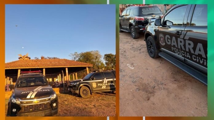 Two Polícia Civil vehicles parked near a rustic building at sunset, suggesting a rural police operation.