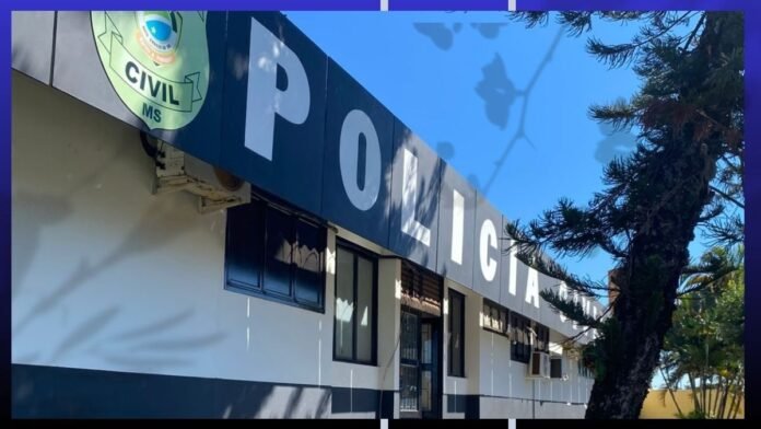 Police station exterior with bold 'POLICIA' sign and Civil MS badge on the left, sunny day with trees nearby