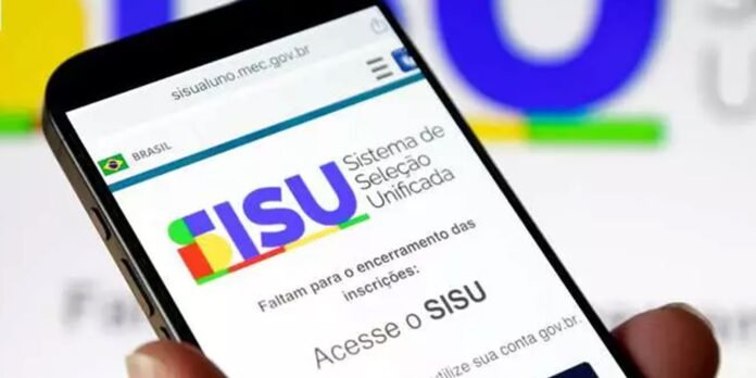 Phone showing a SISU webpage (Sistema de Seleção Unificada) with 'Acesse o SISU' text and the Brazilian flag on screen edge.