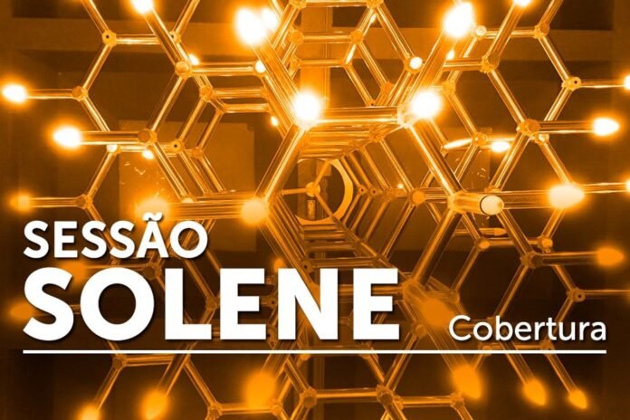 Graphic banner with an orange hexagonal lattice background and the text 'Sessão Solene Cobertura' announcing live coverage.