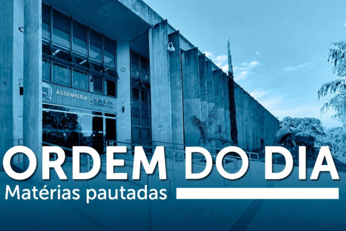 Exterior view of a government building with a large banner reading 'ORDEM DO DIA' and the subtitle 'Matérias pautadas' in bold white text.