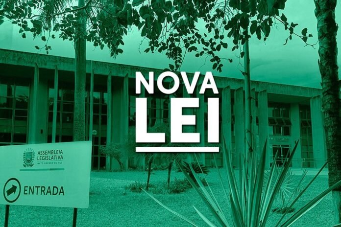 Exterior view of a government building with a large white 'NOVA LEI' banner overlaid on green-tinted image, and a sign reading 'ENTRADA' near the entrance.