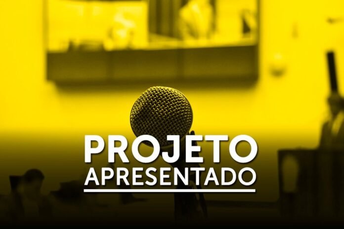 Close-up of a microphone in a yellow-tinted setup with the bold text 'PROJETO APRESENTADO' across the lower foreground.