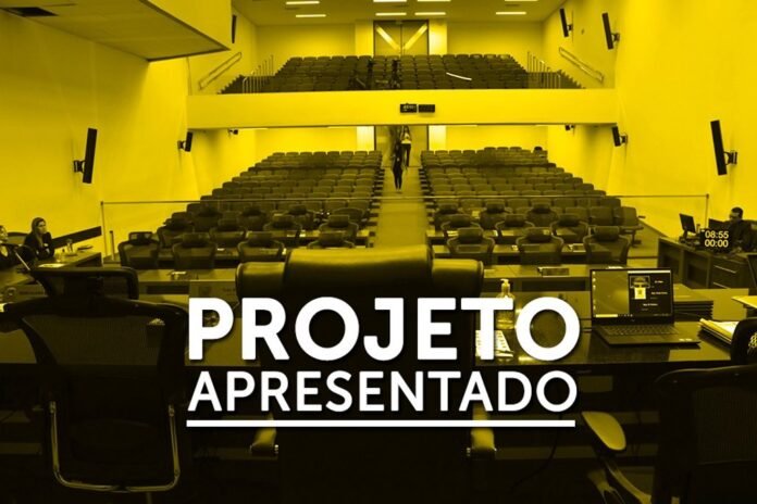 Auditorium with empty seats and a presentation desk in the foreground; large white text reads 'PROJETO APRESENTADO' across the image.
