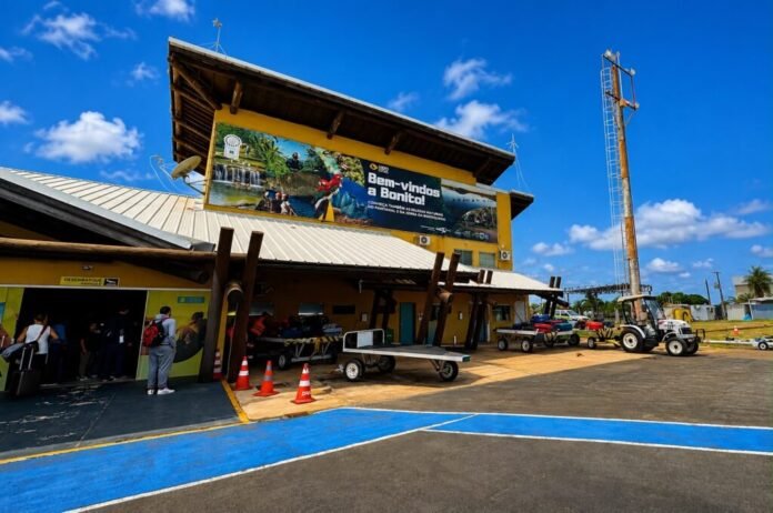 Welcome center in Bonito, Brazil, with a large 'Bem-vindos a Bonito' banner and people queuing outside on a sunny day