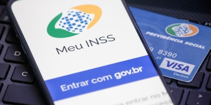 Smartphone displaying the Meu INSS app with a 'Entrar com gov.br' button beside a Previdência Social card nearby.