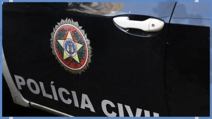 Close-up of a black Polícia Civil patrol car door featuring the official emblem and the white POLÍCIA CIVIL lettering.