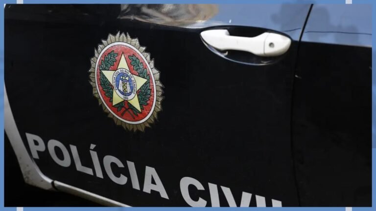 Close-up of a black Polícia Civil patrol car door featuring the official emblem and the white POLÍCIA CIVIL lettering.