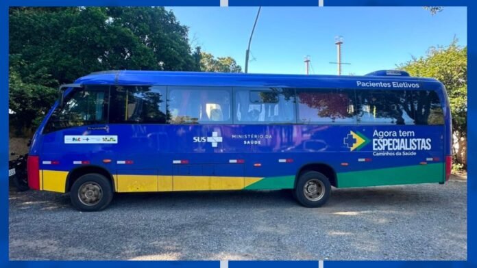 Blue bus labeled 'Pacientes Eletivos' used for elective patient transport, parked on a gravel lot with healthcare logos (SUS, Ministério da Saúde).