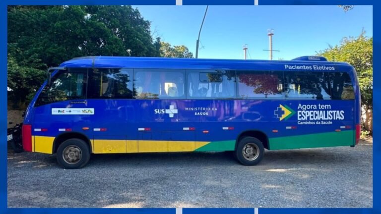 Blue bus labeled 'Pacientes Eletivos' used for elective patient transport, parked on a gravel lot with healthcare logos (SUS, Ministério da Saúde).