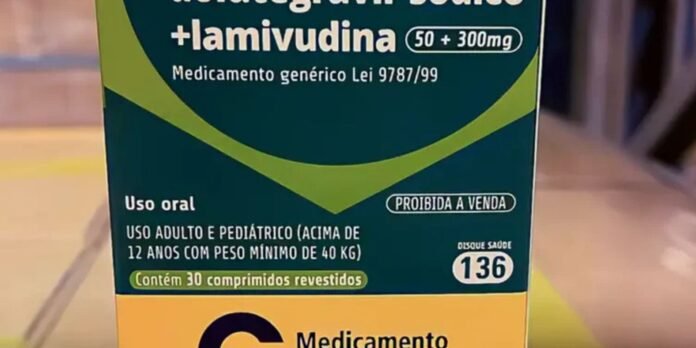 Caixa de medicamento oral com destaque para uso adulto e pediátrico, contém 30 comprimidos revestidos, faixa verde e laranja.