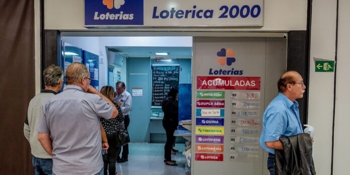 People queue at a Loterias Loterica 2000 lottery shop entrance with a prize board outside.