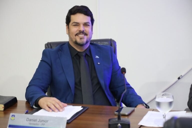 Daniel Junior comemora troca de lâmpadas no Jardim Colibri