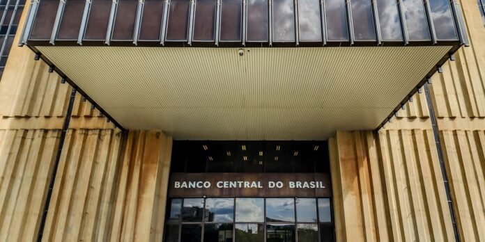 Facade of Banco Central do Brasil with tall stone columns, a wide overhang, and glass doors.